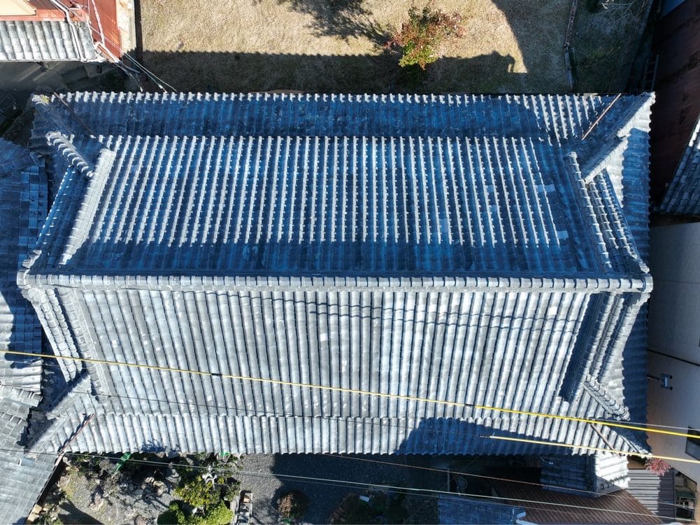 I様_亀山_施工前_屋根全体 生駒市の屋根工事をリペイント匠が施工した写真