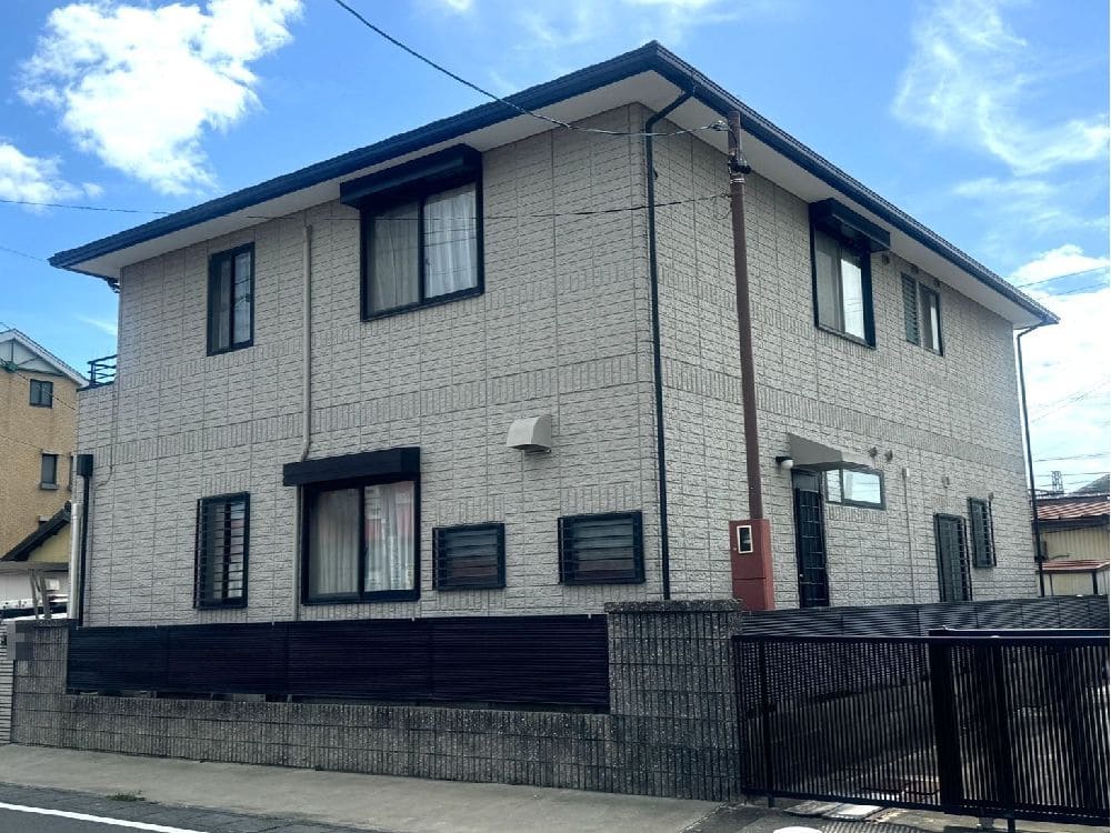 U様(四日市)施工前_外壁全体 (3) 奈良市の外壁塗装、屋根塗装をリペイント匠が施工した写真
