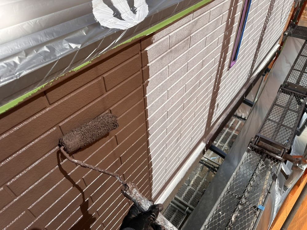 奈良市久居 K様 中塗り 奈良市の外壁塗装、防水工事をリペイント匠が施工した写真