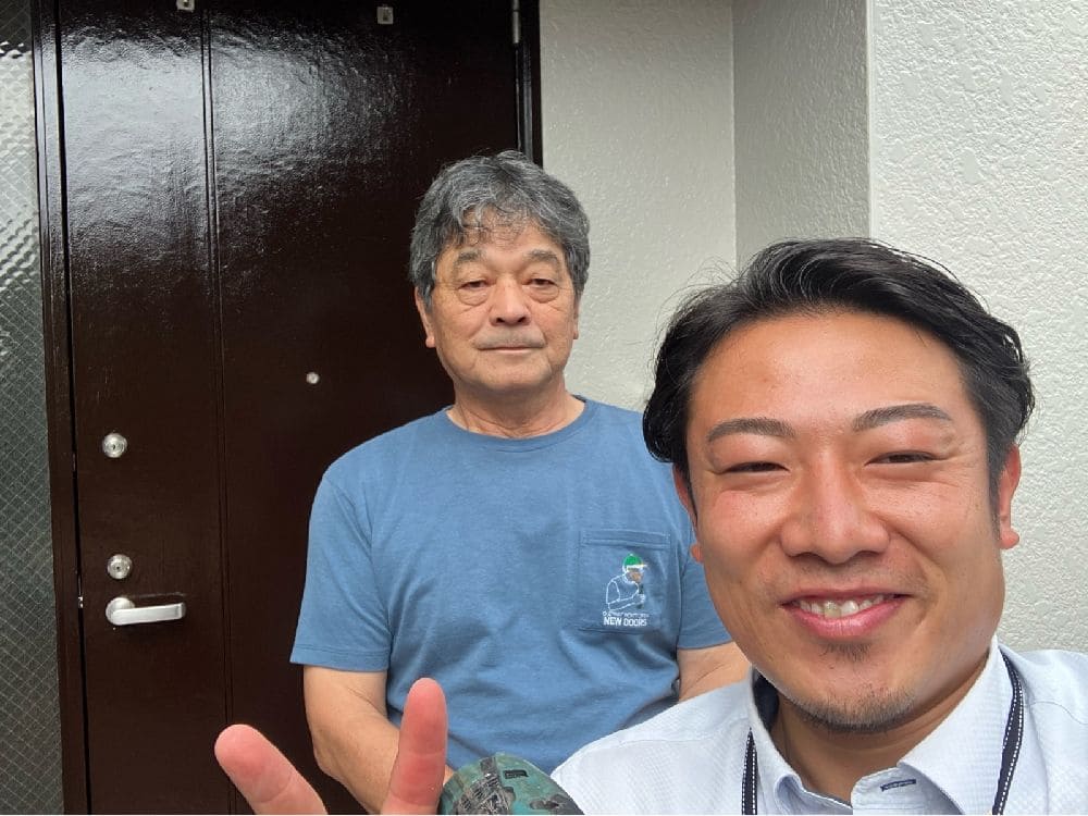 U様(志摩)2ショット写真 奈良市の外壁塗装、屋根塗装をリペイント匠が施工した写真