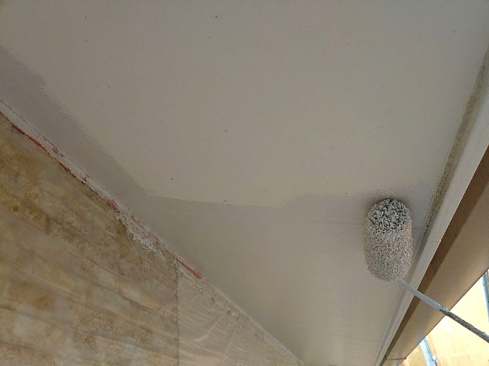 A様(四日市)軒天(中塗り) 奈良市の外壁塗装、屋根塗装をリペイント匠が施工した写真