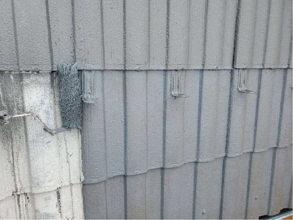 M様(亀山)屋根(中塗り2) 生駒市の外壁塗装、屋根塗装をリペイント匠が施工した写真