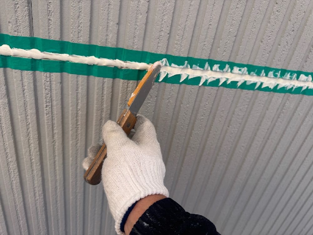 I様(四日市)_シール(打ちならし) 奈良市の外壁塗装、屋根塗装、防水工事をリペイント匠が施工した写真