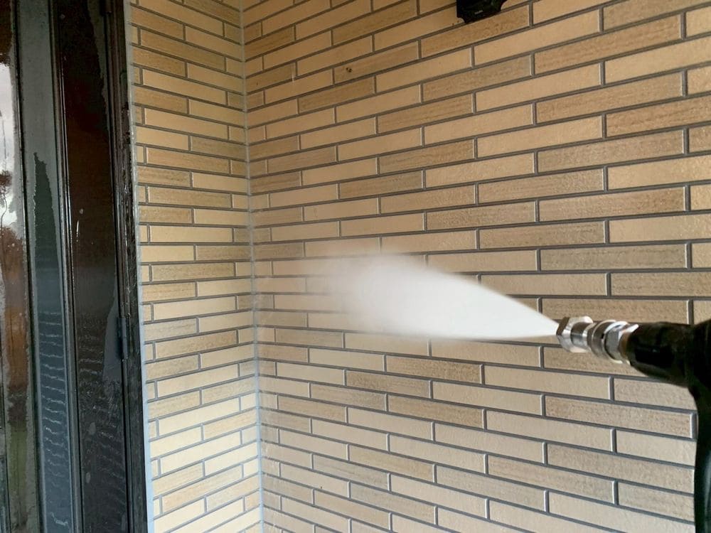 生駒市_S様_高圧洗浄(外壁) 生駒市の外壁塗装、防水工事をリペイント匠が施工した写真