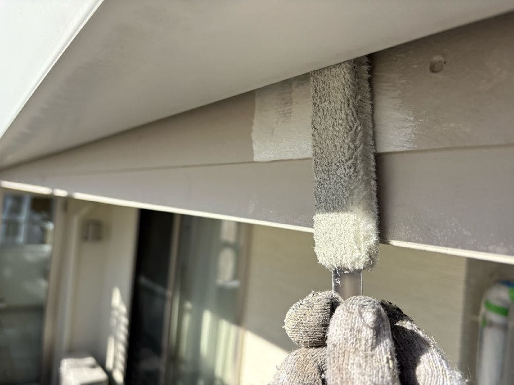 N様(四日市)鼻隠し(下塗り) 奈良市の外壁塗装、屋根塗装、防水工事をリペイント匠が施工した写真