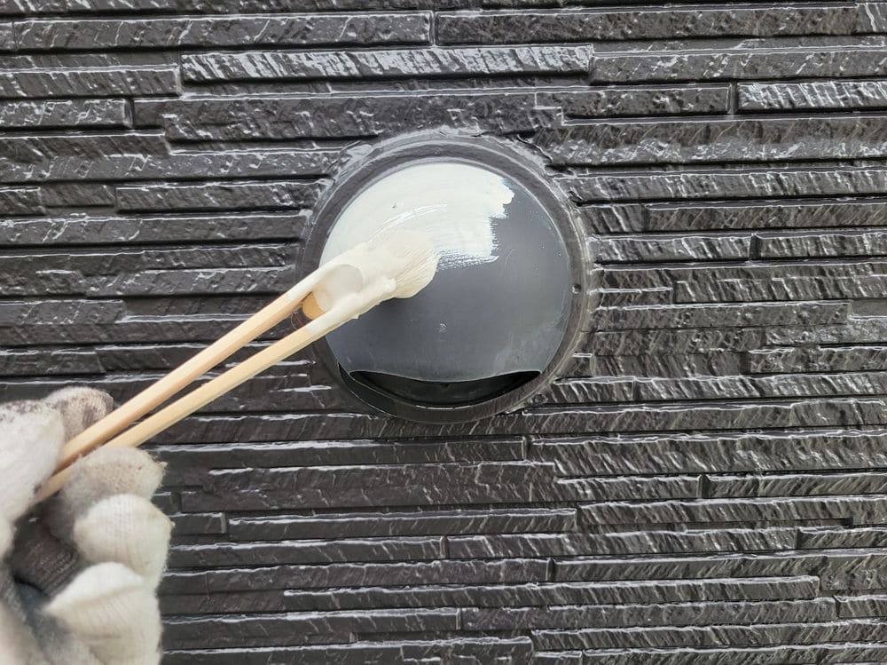 換気フード(下塗り) 奈良市で外壁塗装と防水工事をリペイント匠が施工した写真