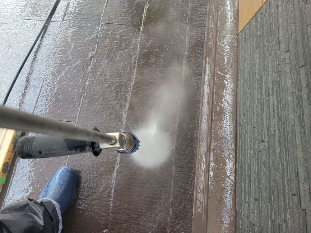 高圧洗浄(屋根) (2) 奈良市で外壁塗装と防水工事をリペイント匠が施工した写真