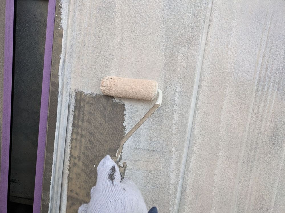 T様(橿原市)雨戸‗1回目 橿原市の外壁・屋根塗装をリペイント匠が施工した写真