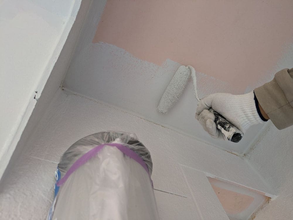 生駒市_T様_軒天1回目 生駒市の外壁塗装、防水工事をリペイント匠が施工した写真