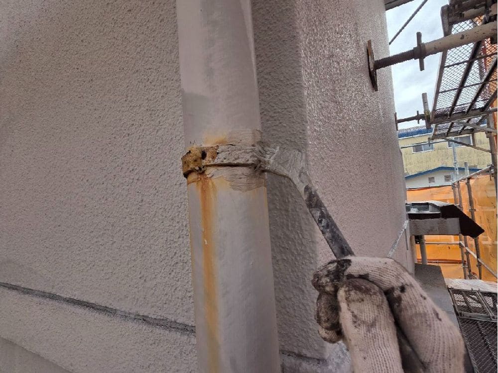 I様(四日市)樋(下塗り) 奈良市の外壁塗装、防水工事をリペイント匠が施工した写真