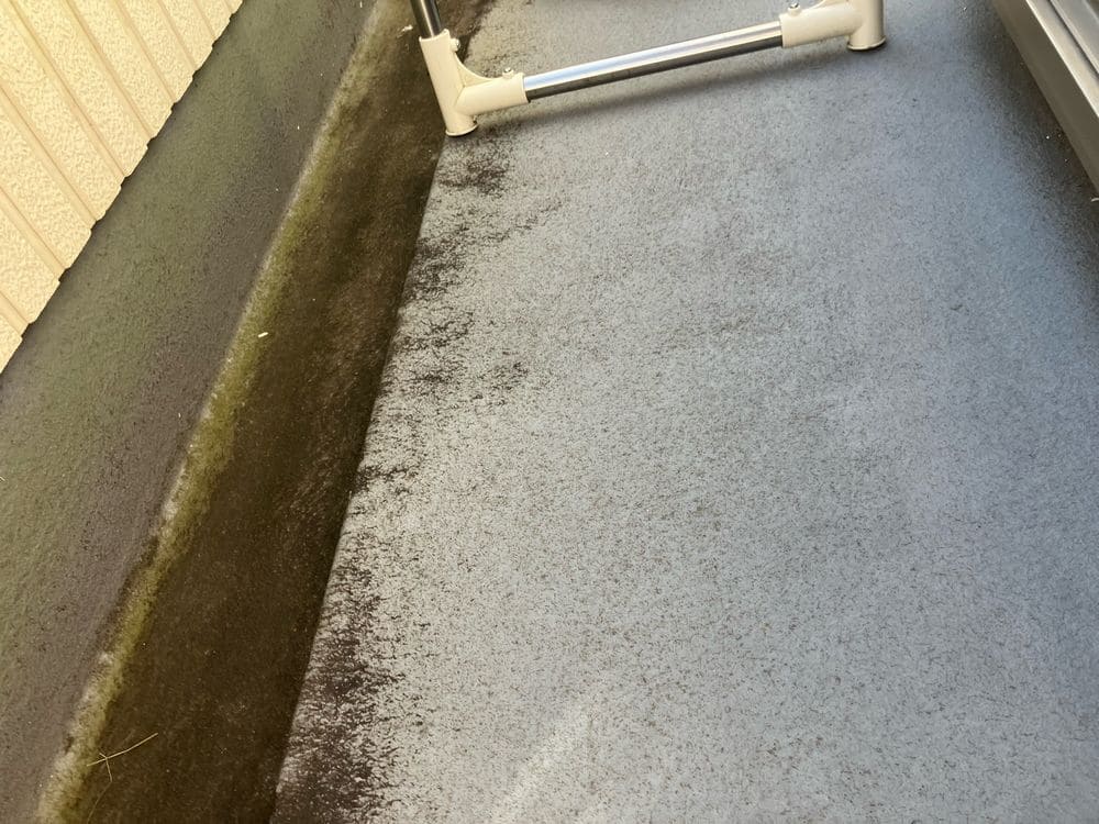 ベランダ_防水_施工前 生駒市で外壁屋根塗装と防水工事をリペイント匠が施工した写真