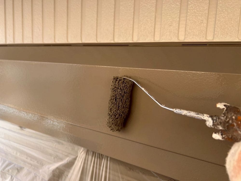シャッターボックス(上塗り) 生駒市で外壁屋根塗装と防水工事をリペイント匠が施工した写真