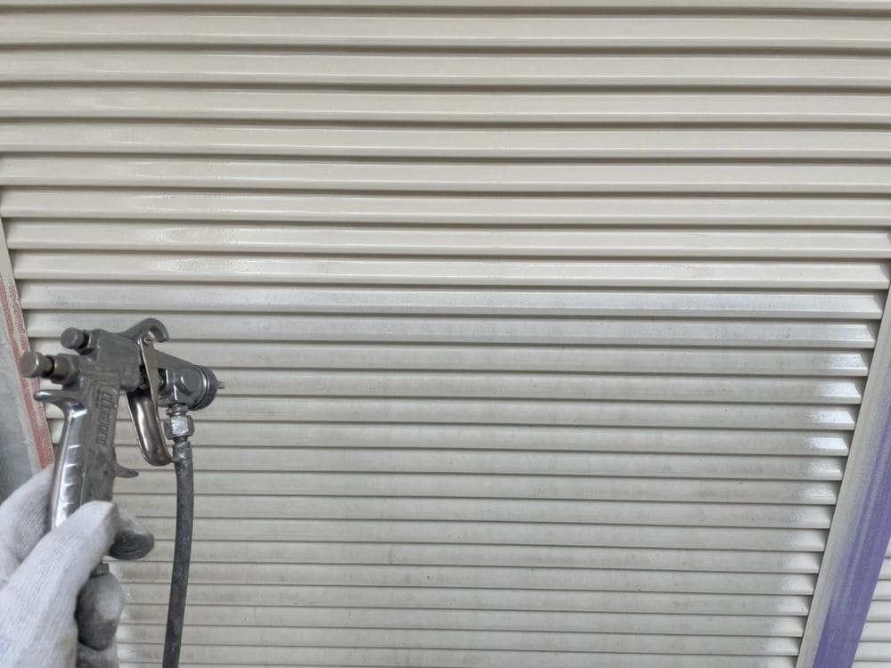 生駒市_N様_雨戸(下塗り) 生駒市の外壁塗装、屋根塗装をリペイント匠が施工した写真