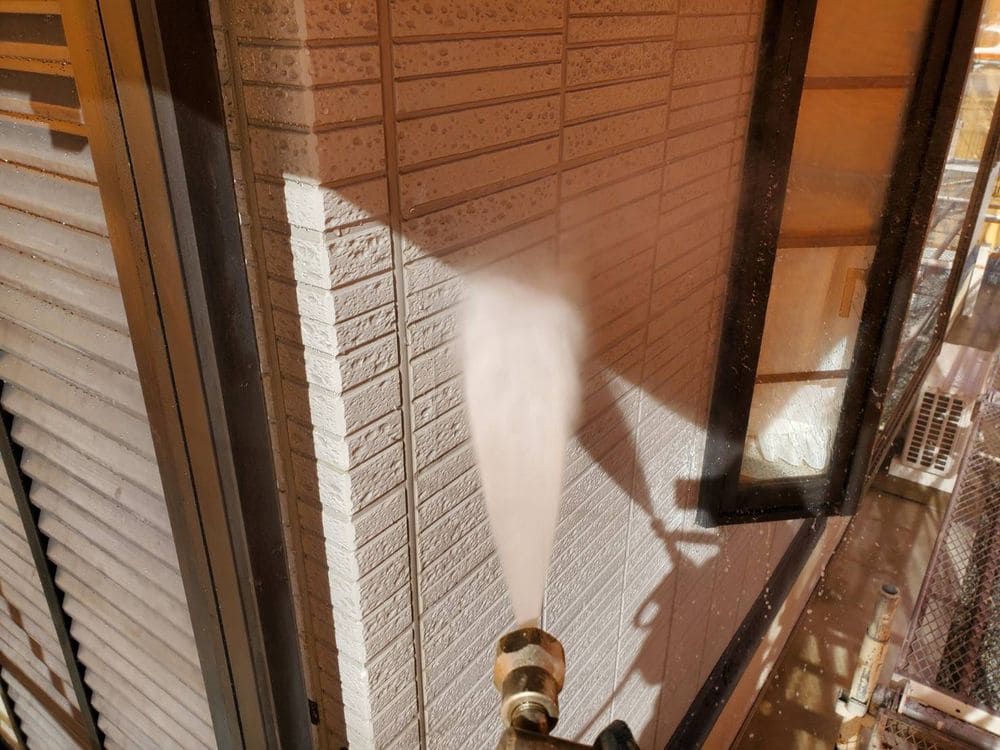 生駒市_M様_高圧洗浄(外壁) (2) 生駒市の外壁塗装、屋根塗装をリペイント匠が施工した写真