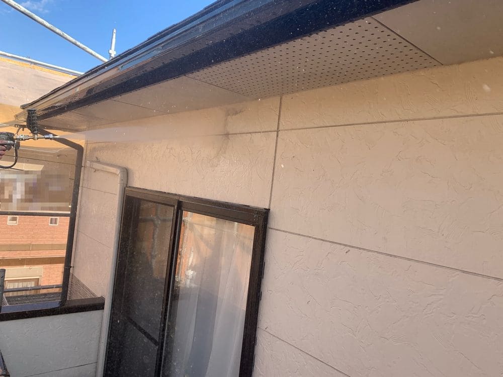 生駒市_O様_高圧洗浄(外壁) (2) 生駒市の外壁塗装、屋根塗装をリペイント匠が施工した写真