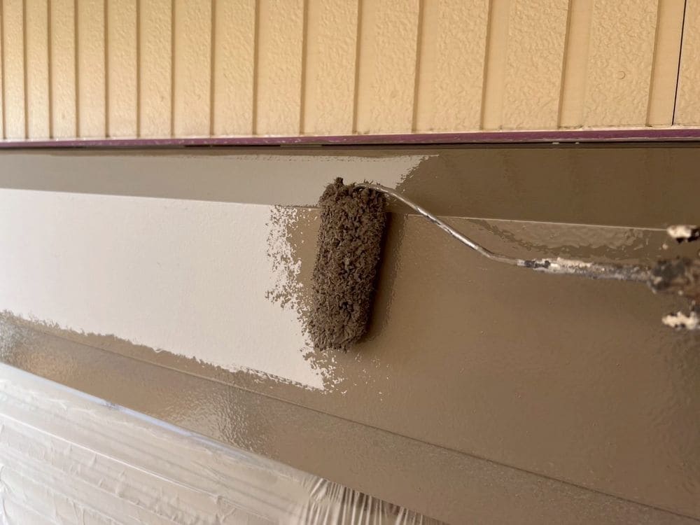 シャッターボックス(中塗り) 生駒市で外壁屋根塗装と防水工事をリペイント匠が施工した写真