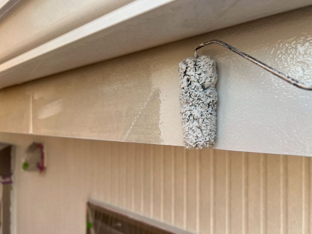 鼻隠し(中塗り) 生駒市で外壁屋根塗装と防水工事をリペイント匠が施工した写真