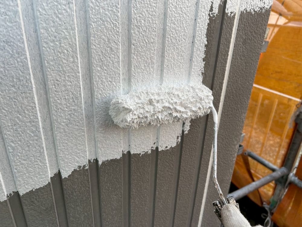 外壁(下塗り1) 生駒市で外壁屋根塗装と防水工事をリペイント匠が施工した写真