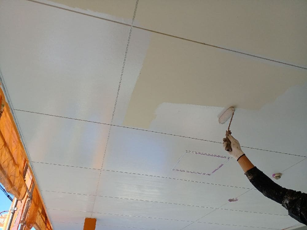 N様(四日市)軒天(中塗り) 奈良市の外壁塗装、屋根塗装をリペイント匠が施工した写真
