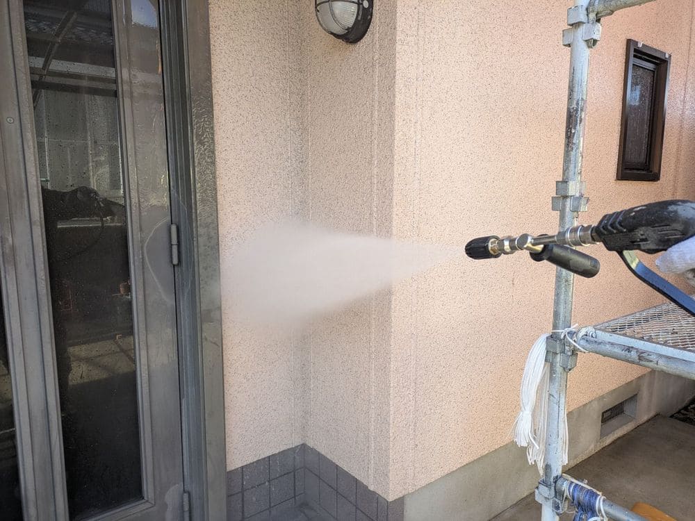 I様(橿原市つつじが丘南)高圧洗浄(外壁) (2) 橿原市の外壁塗装をリペイント匠が施工した写真