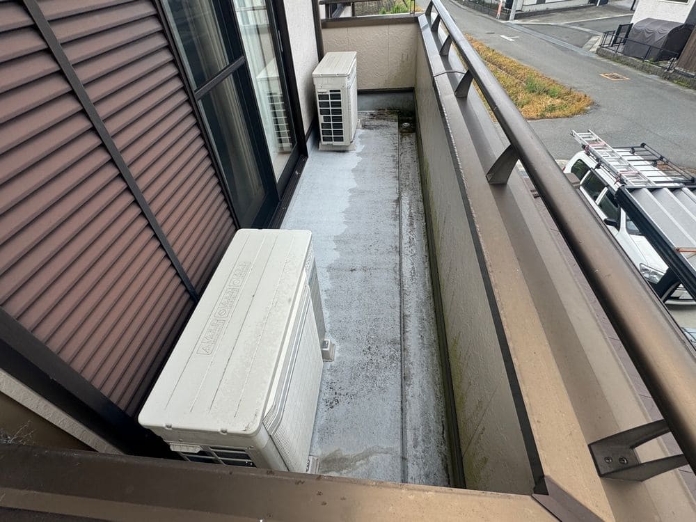 I様(員弁郡奈良市)防水(施工前) 員弁郡奈良市の外壁塗装、防水工事をリペイント匠が施工した写真