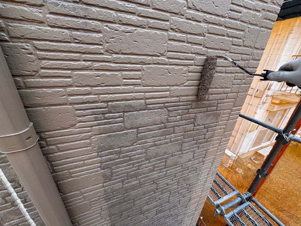 生駒市_O様_外壁(中塗り) 生駒市の外壁塗装、屋根塗装をリペイント匠が施工した写真