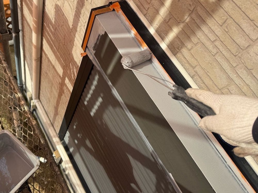 生駒市_O様シャッターボックス_下塗り 生駒市の外壁塗装、屋根塗装をリペイント匠が施工した写真
