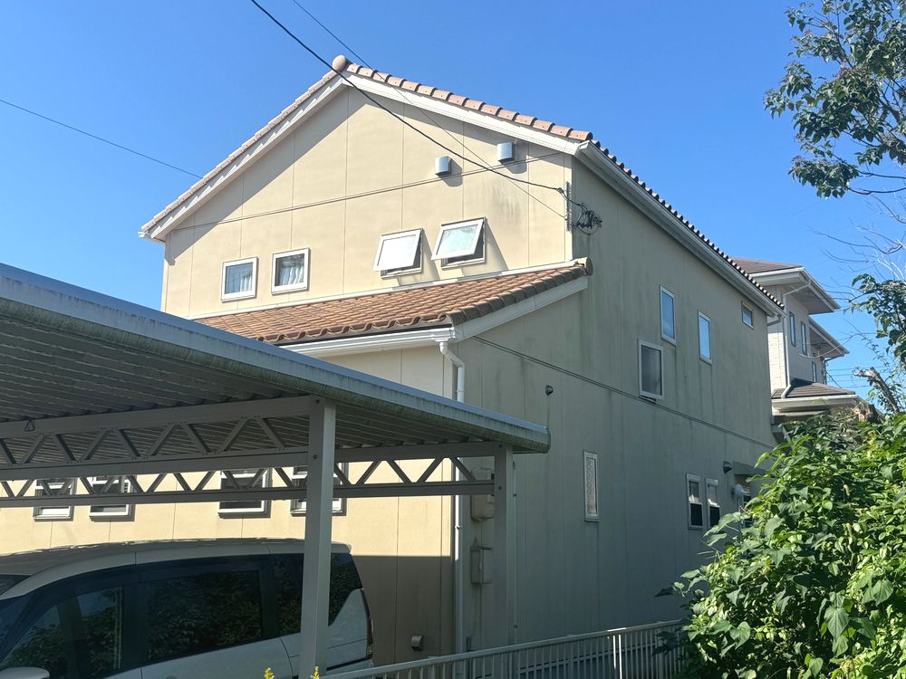 M様(三重郡奈良市)施工前_外壁全体 (2) ■三重郡奈良市の外壁塗装をした例 三重郡奈良市の外壁塗装をリペイント匠が施工した写真