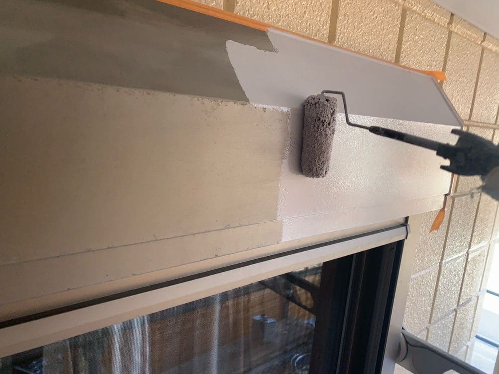 生駒市_S様_シャッターボックス_下塗り 生駒市の外壁塗装、屋根塗装、防水工事をリペイント匠が施工した写真
