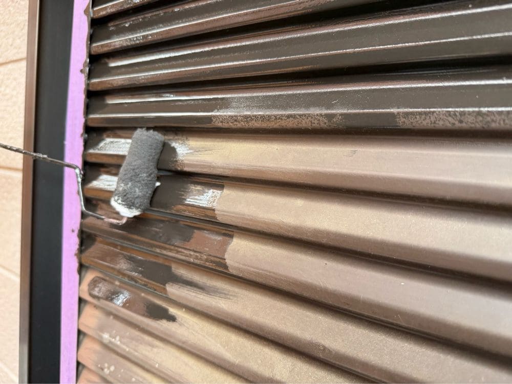 雨戸_下塗り 生駒市で外壁・屋根塗装をリペイント匠が施工した写真