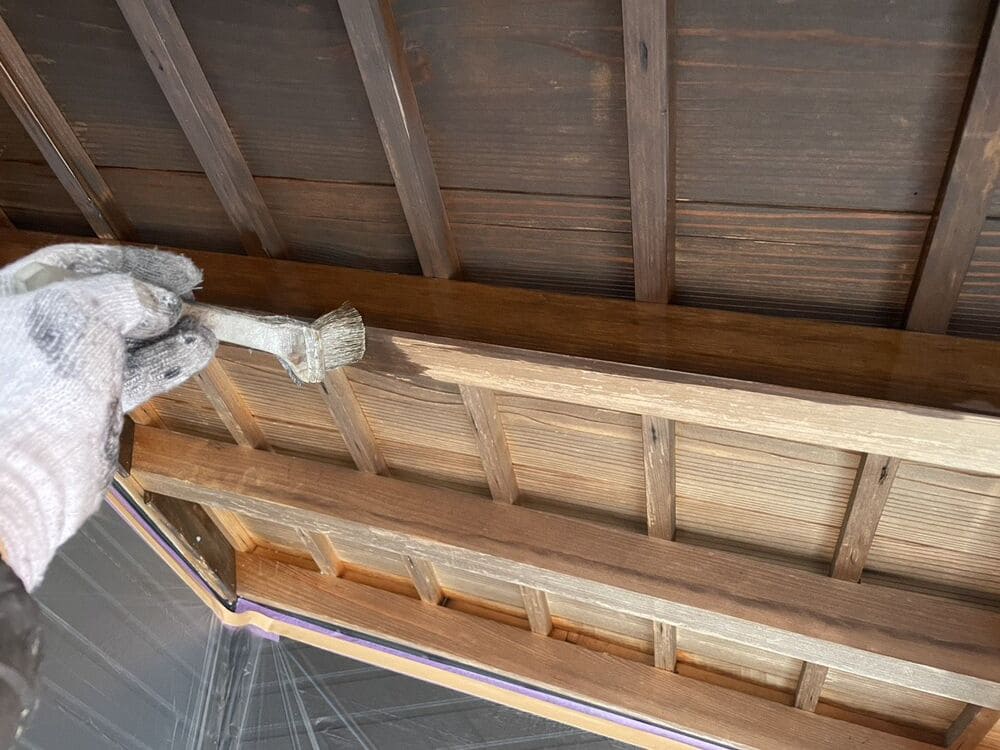 I様(亀山)軒天(中塗り) (2) 生駒市の外壁塗装をリペイント匠が施工した写真