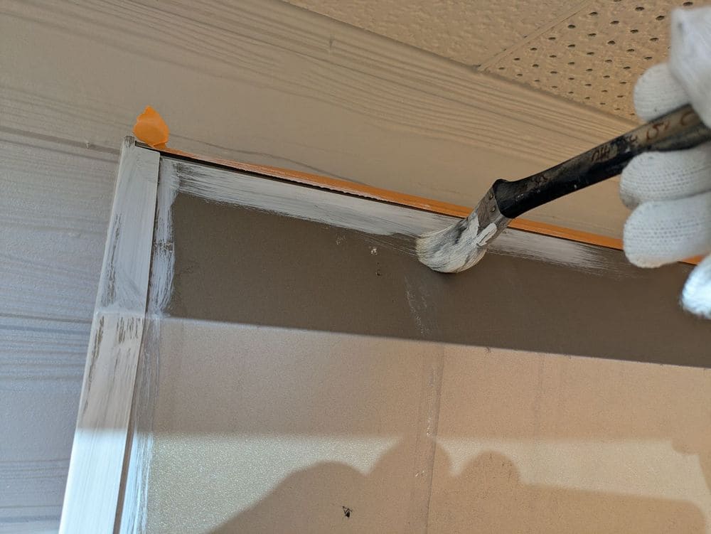 シャッターボックス(下塗り) 尾鷲市で外壁塗装と屋根工事と防水工事をリペイント匠が施工した写真