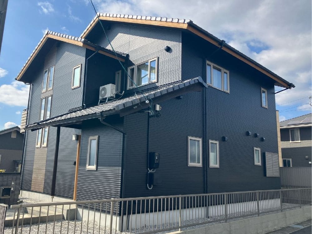 I様(亀山)_施工後_外壁全体 (2) 生駒市の外壁塗装をリペイント匠が施工した写真