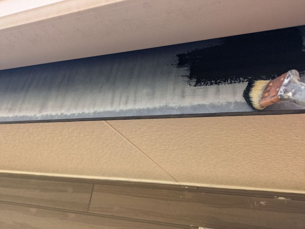 鼻隠し(中塗り) 尾鷲市で外壁塗装と屋根工事と防水工事をリペイント匠が施工した写真