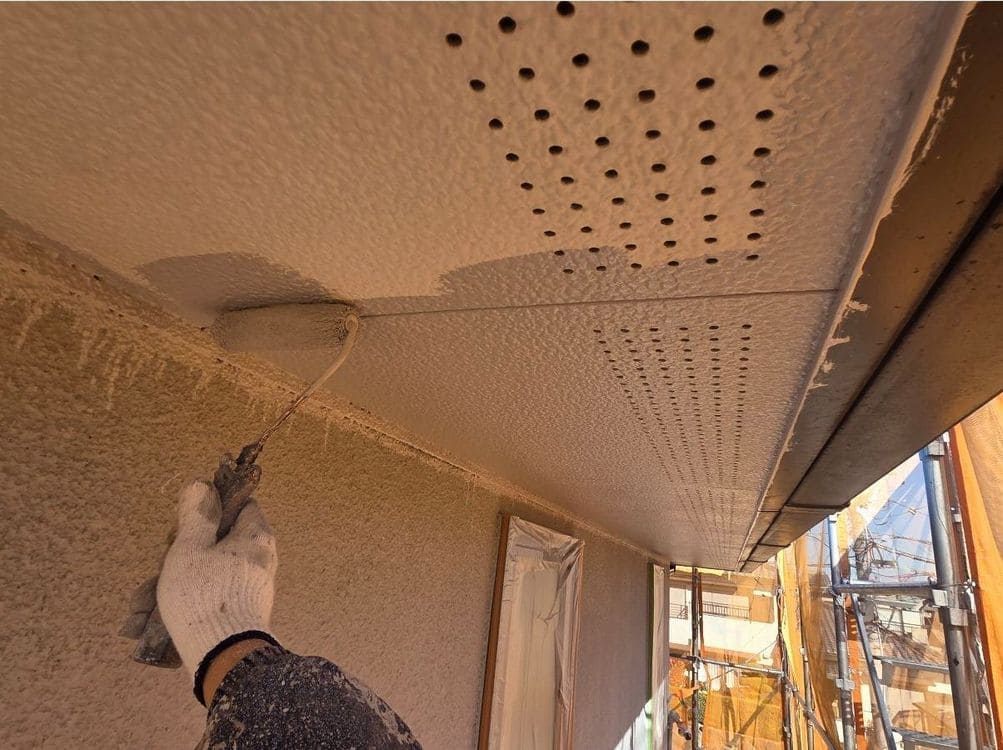 生駒市_Y様_軒天(中塗り) 生駒市の外壁塗装、屋根塗装をリペイント匠が施工した写真
