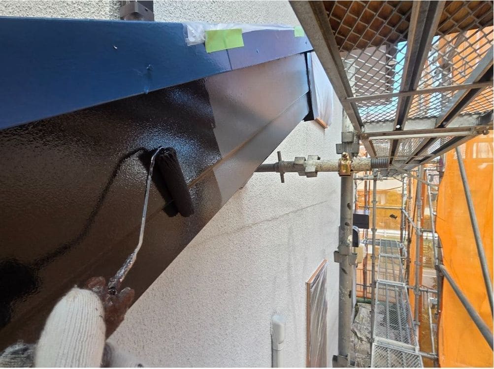 生駒市_Y様_破風(中塗り) 生駒市の外壁塗装、屋根塗装をリペイント匠が施工した写真