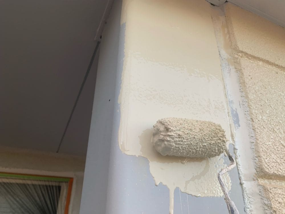 生駒市_S様_柱_中塗り 生駒市の外壁塗装、屋根塗装、防水工事をリペイント匠が施工した写真
