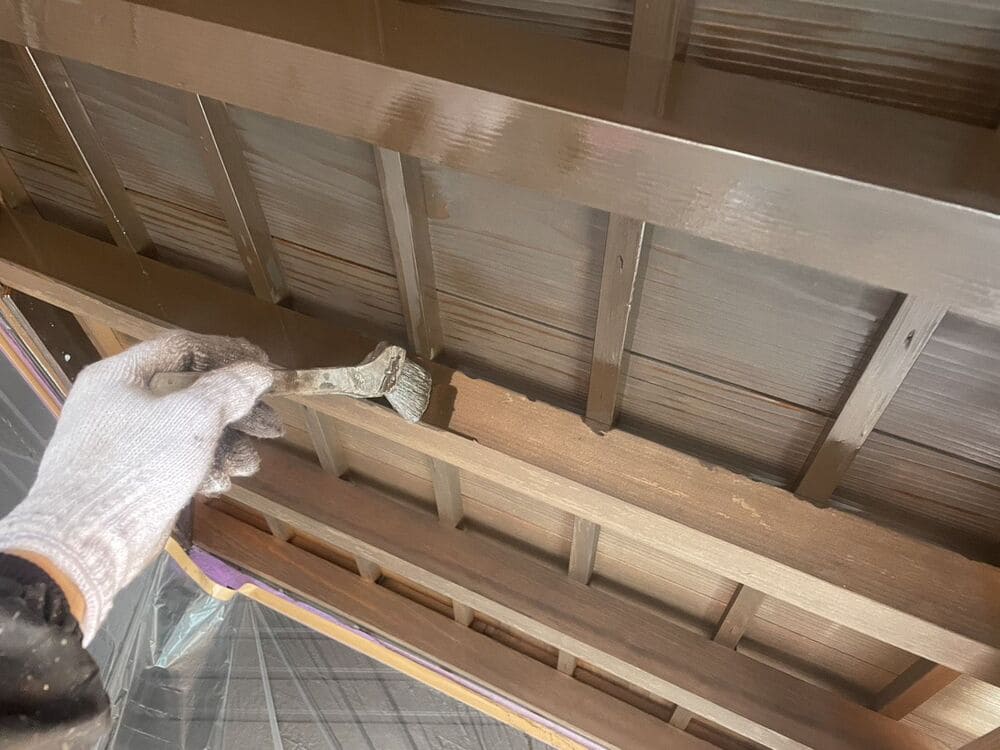 I様(亀山)_軒天(上塗り) (2) 生駒市の外壁塗装をリペイント匠が施工した写真
