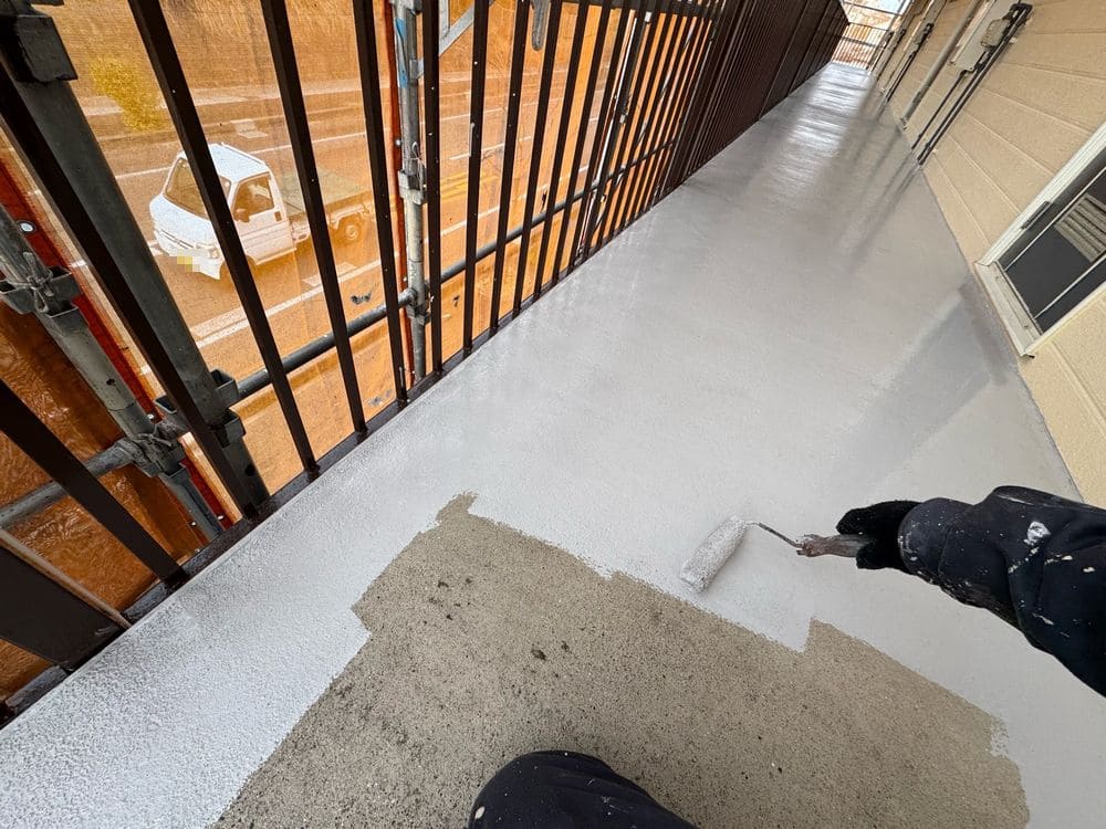 奈良市_O様_2階廊下床(中塗り) 奈良市の外壁・屋根塗装をリペイント匠が施工した写真