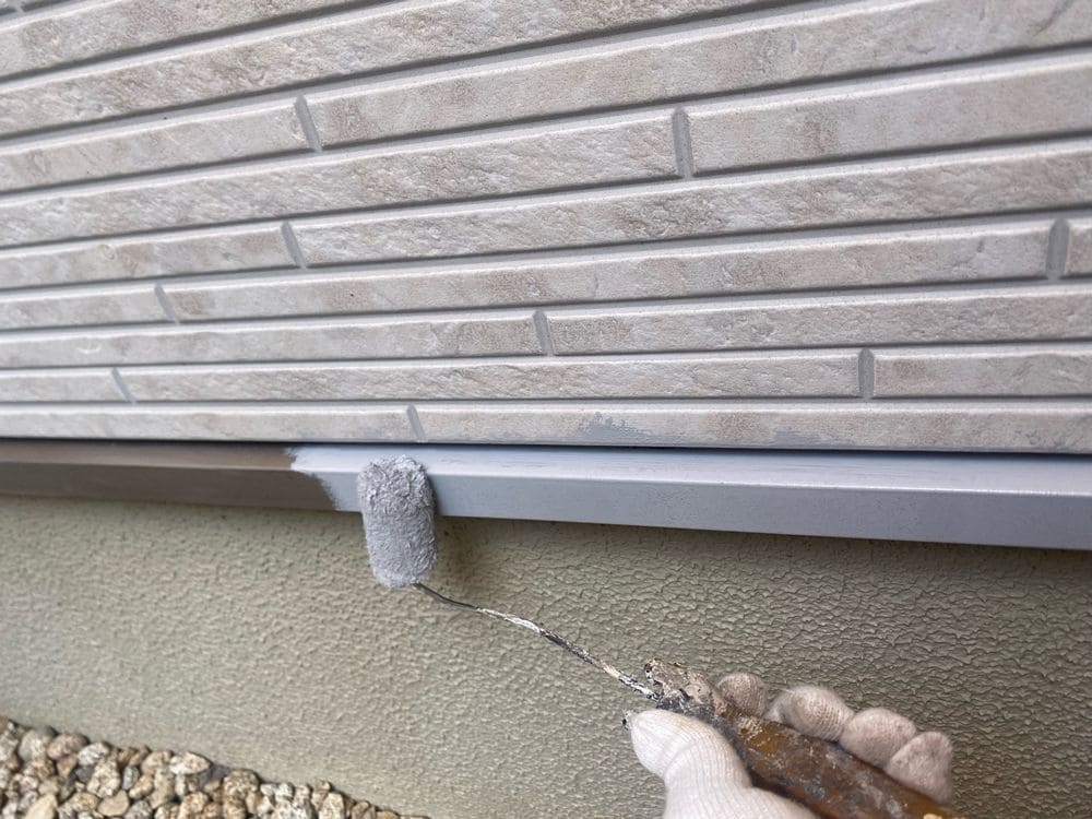 水切り(下塗り) 生駒市で外壁塗装をリペイント匠が施工した写真
