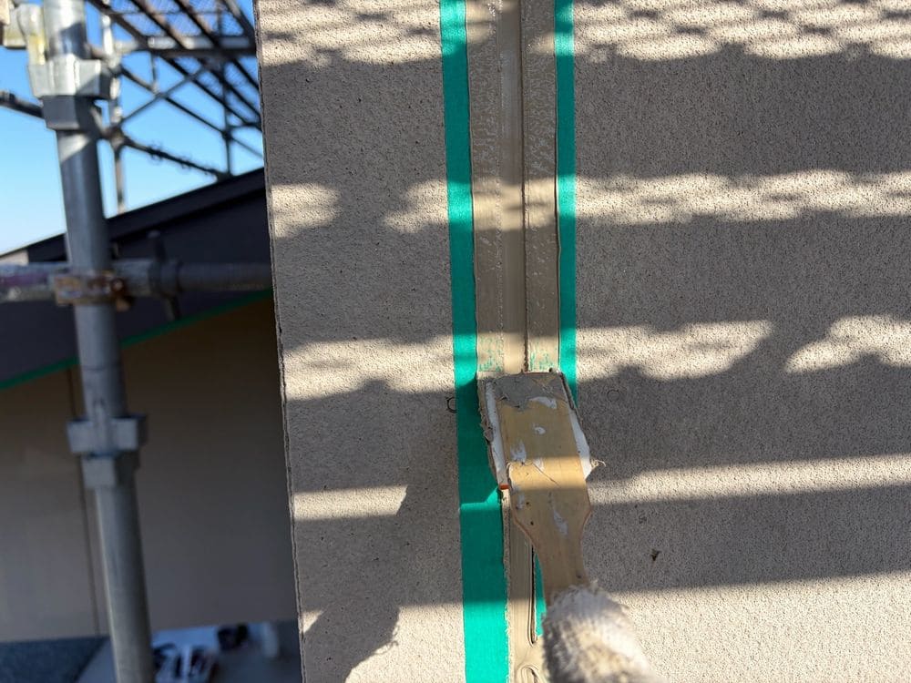 シール(打ちならし) 生駒市で外壁塗装と防水工事をリペイント匠が施工した写真