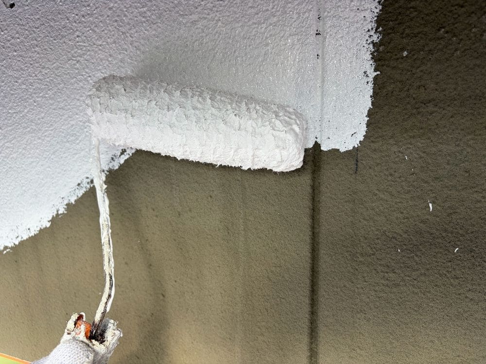 主屋_外壁(下塗り2) 生駒市で外壁塗装と防水工事をリペイント匠が施工した写真