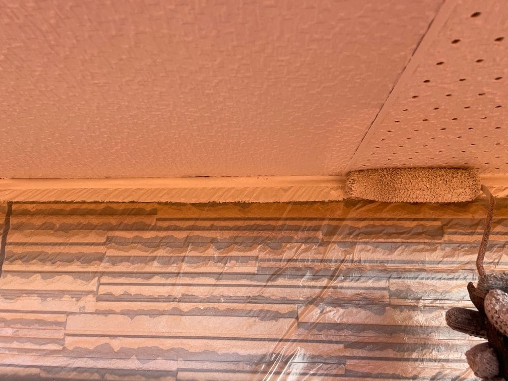 生駒市_S様_軒天(上塗り) 生駒市の外壁塗装、防水工事をリペイント匠が施工した写真