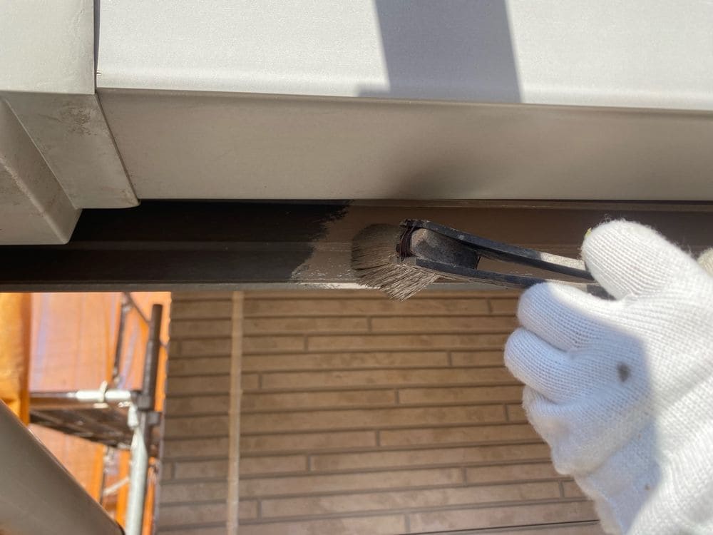 鼻隠し(中塗り) 生駒市で外壁塗装をリペイント匠が施工した写真