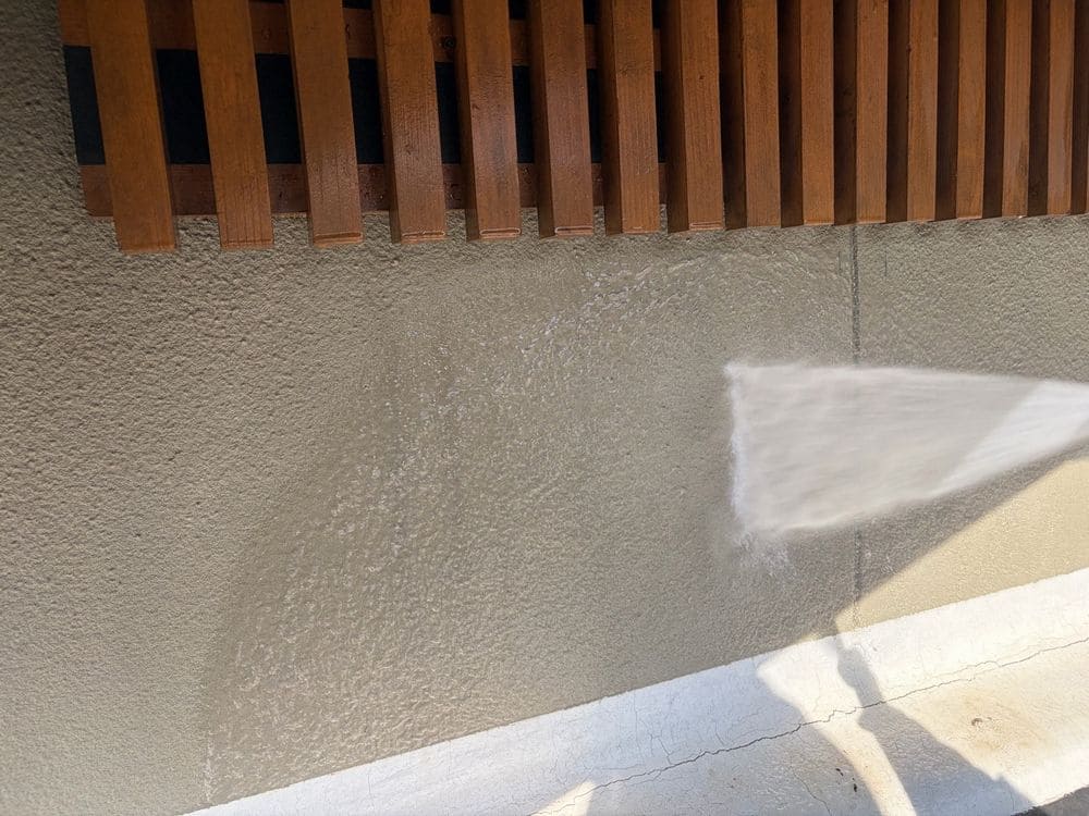 高圧洗浄(外壁) (2) 生駒市で外壁塗装と防水工事をリペイント匠が施工した写真