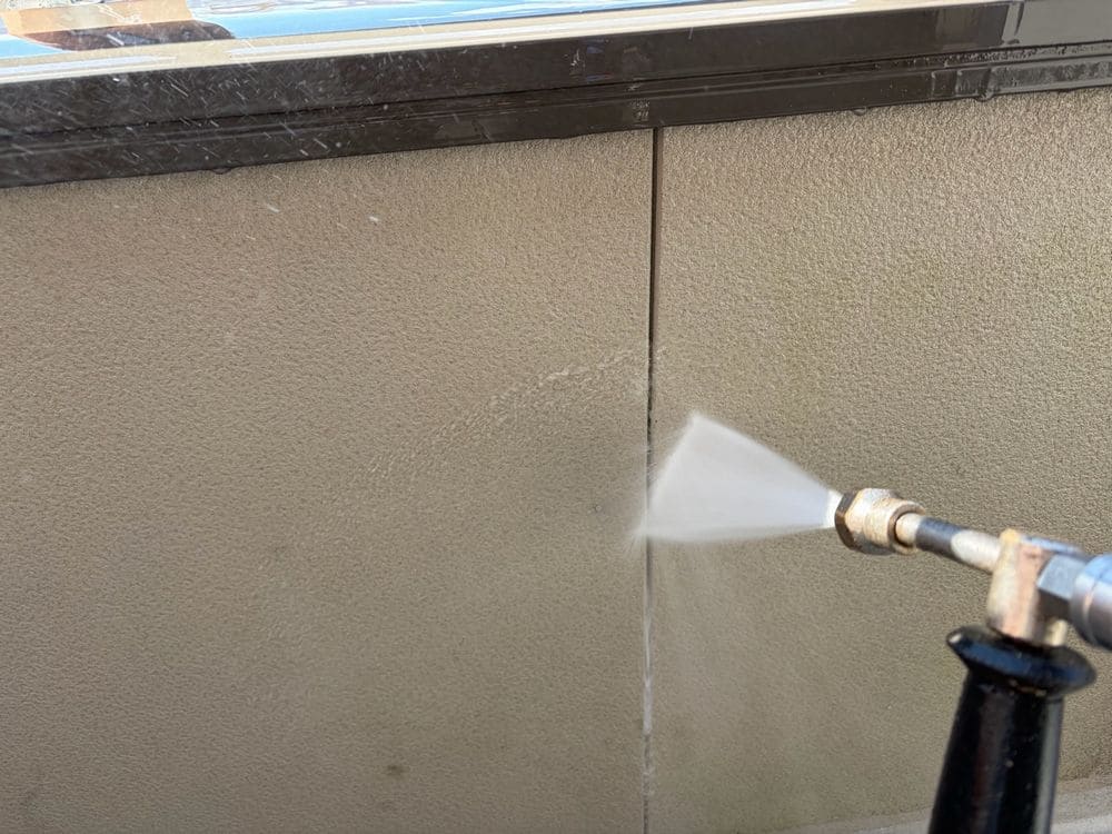 高圧洗浄(外壁) 生駒市で外壁塗装と防水工事をリペイント匠が施工した写真