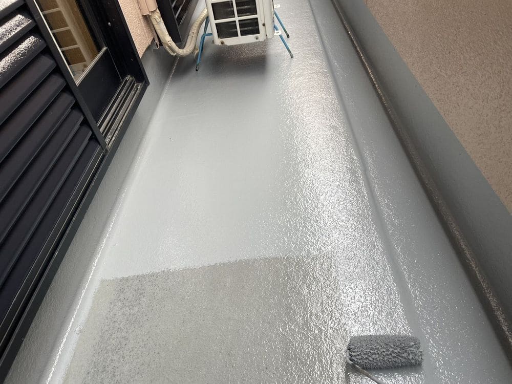M様(生駒市庄野羽山)防水(トップコート) (1) 生駒市の外壁塗装、防水工事をリペイント匠が施工した写真