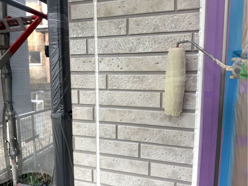 Y様(三重郡菰野町)外壁(下塗り1) (1) 三重郡菰野町の外壁・防水工事をリペイント匠が施工した写真