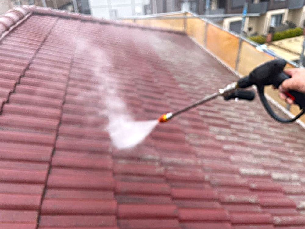 高圧洗浄(屋根)1 生駒市で外壁・屋根塗装をリペイント匠が施工した写真