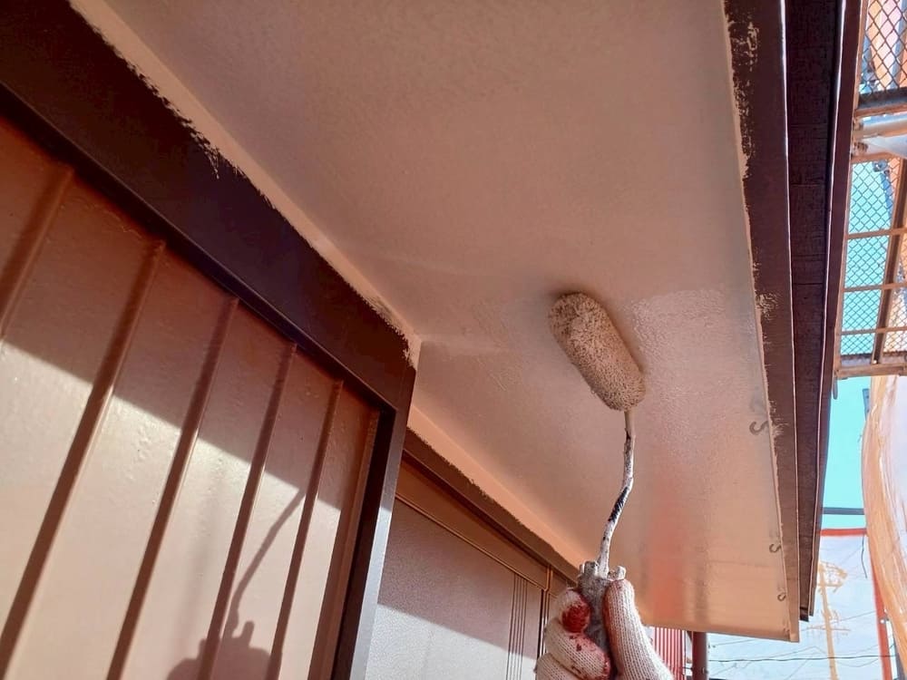 I様(津)軒天(上塗り) (2) 奈良市で外壁塗装をリペイント匠が施工した写真